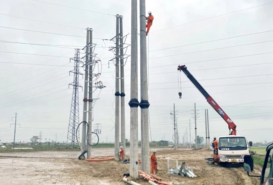 Thi công dự án xây dựng xuất tuyến 35kV lộ 371, 373 Đông Sơn.