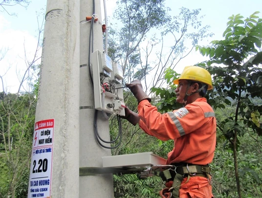 Công nhân Điện lực Bá Thước (PC Thanh Hóa) lắp đặt công tơ điện tử và dây ra sau công tơ cho khách hàng phát triển mới tại thôn Cao Hoong, xã Lũng Cao, huyện Bá Thước sau khi có điện lưới quốc gia vào cuối năm 2022.