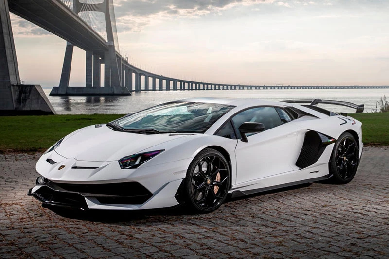 =9. Lamborghini Aventador SVJ (vận tốc tối đa: 354 km/h).