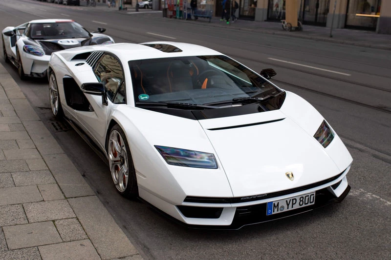 =4. Lamborghini Countach LPI 800-4 (vận tốc tối đa: 356 km/h).