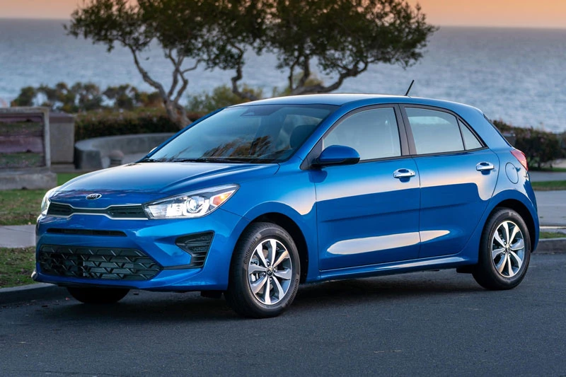 2. Kia Rio 2023 (mức tiêu hao nhiên liệu ở đường hỗn hợp: 7,8 lít/100 km).