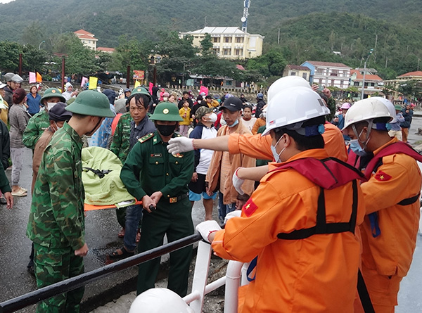 Kịp thời đưa 2 bệnh nhân bị đột quỵ trên đảo Cù Lao Chàm đang bị cô lập vào Đà Nẵng cấp cứu. 