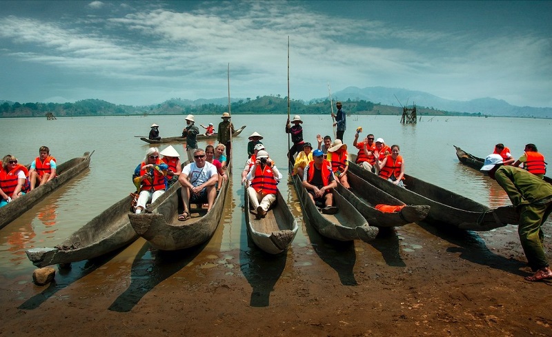 Du khách thích thú trải nghiệm thuyền độc mộc trên hồ Lắk.