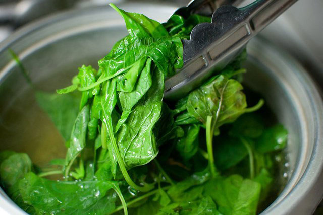 Loại rau nào cần phải chần qua trước khi nấu?