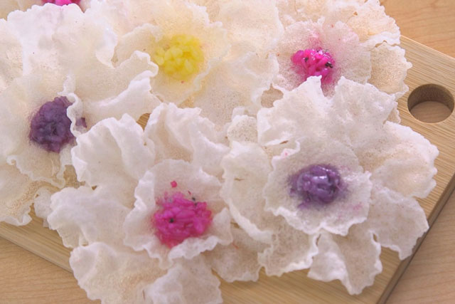 Tết này thử làm hoa bánh tráng chiên, đảm bảo mâm cỗ muôn phần đẹp hơn!