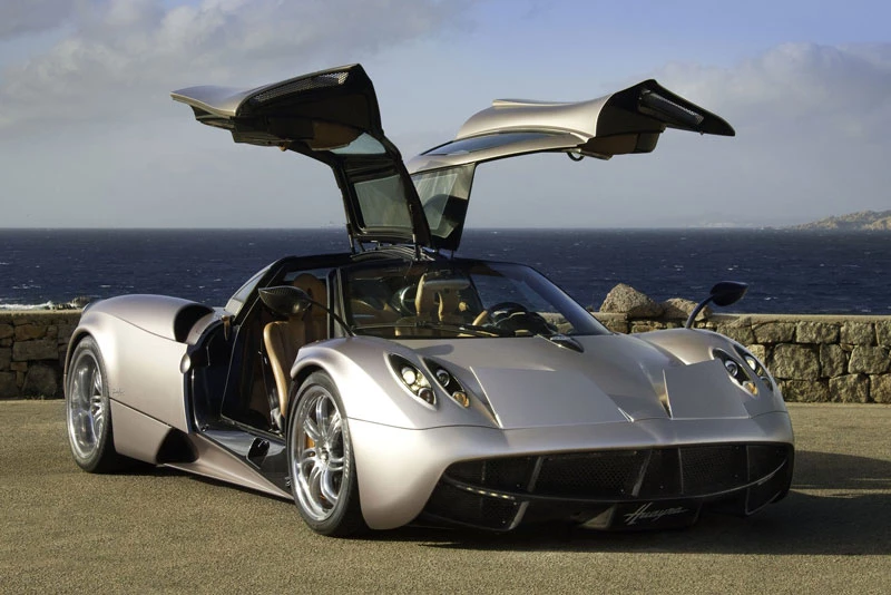 10. Pagani Huayra (vận tốc tối đa: 383 km/h).