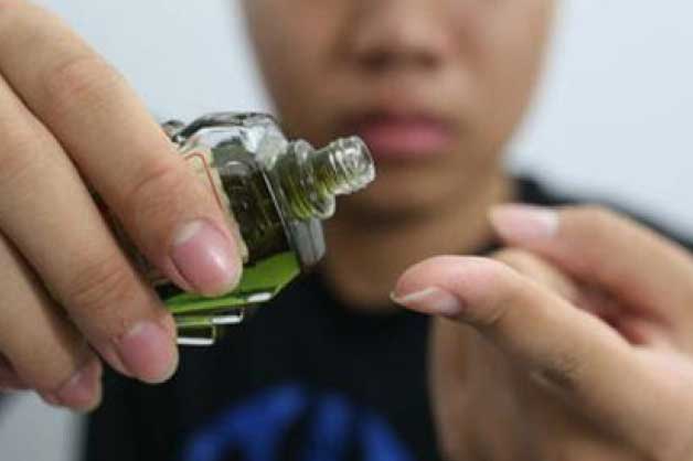 Nhỏ 1 giọt dầu gió vào rốn trước khi ngủ lợi đủ đường mà nhiều người không biết