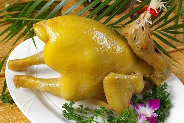 Uớp 3 thứ gia vị này trước khi luộc gà đảm bảo thịt thơm ngon đậm vị, da vàng giòn