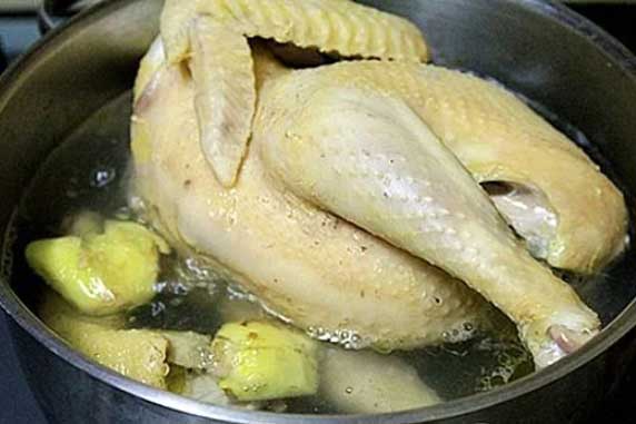 Luộc gà đừng cho nước lã: Đây là loại nước dùng giúp thịt gà ngọt lừ, không cần cho mì chính