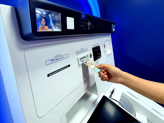 Nhu cầu rút tiền mặt tại các cây ATM giảm một nửa