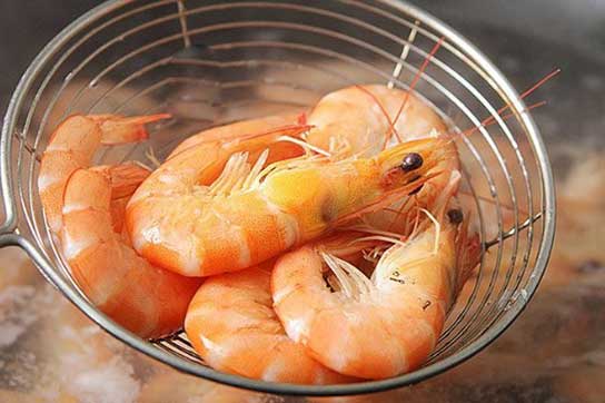 Luộc tôm đừng chỉ thả mỗi nước lạnh: Bỏ thêm thứ này vào tôm đỏ au, chắc thịt ai cũng mê tít