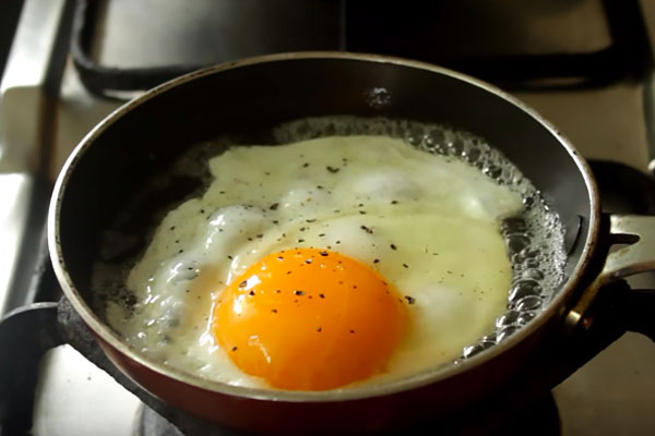 Trứng ốp hay bị nát đừng vội đập thẳng vào chảo, đầu bếp chỉ cách làm vừa mềm xốp vừa thêm chất bổ