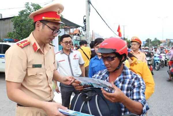 CSGT TP Hồ Chí Minh phát tờ rơi tuyên truyền luật an toàn giao thông đến tận tay người dân