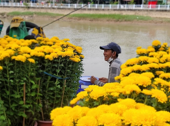 Một tiểu thương tranh thủ dùng cơm lúc vắng khách.