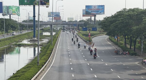 Giao thông khá thông thoáng trên đại lộ Võ Văn Kiệt chiều 28 Tết