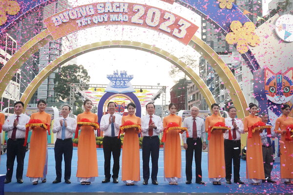 Các đại biểu thực hiện nghi thức khai mạc Lễ hội Đường sách Tết Quý Mão 2023