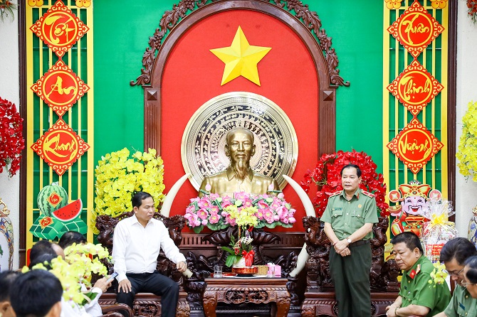 Thiếu tướng Nguyễn Văn Thuận, UV BTV Thành ủy, Bí thư Đảng ủy, Giám đốc Công an TP Cần Thơ cảm ơn tình cảm, sự quan tâm của Lãnh đạo thành phố.