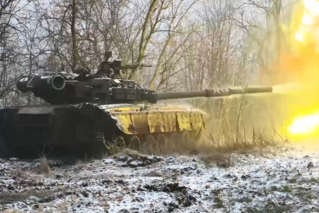 Xe tăng T-80 của Nga nã pháo bắn hạ xe thiết giáp Ukraine ở cự ly xa - Tạp chí Doanh nghiệp Việt Nam