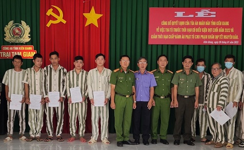 Kiên Giang: Giảm án tù và tặng quà cho phạm nhân dịp Tết Quý Mão

