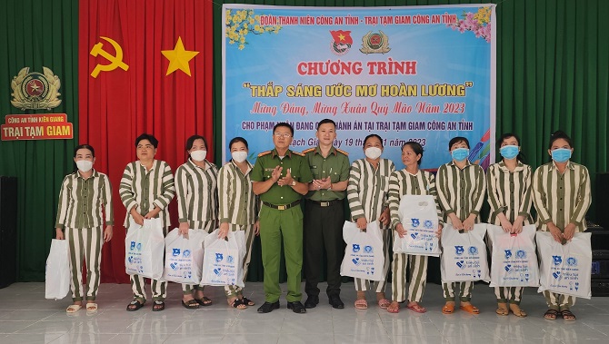 Đoàn thanh niên Công an tỉnh và lãnh đạo Trại tạm giam trao quà Tết cho phạm nhân.