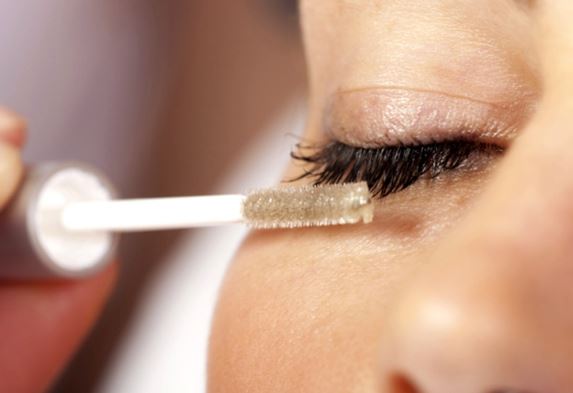 Mi dài cong vút như búp bê nếu dùng dầu dừa đúng cách