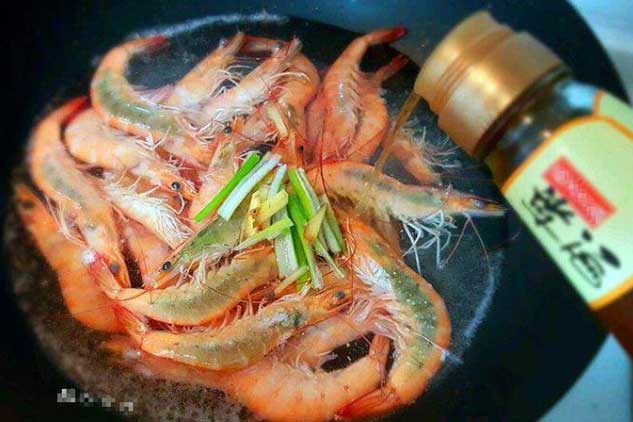 Luộc tôm trong nước nóng hay lạnh là ngon nhất: Câu trả lời của chủ nhà hàng khiến ai cũng "tròn mắt"