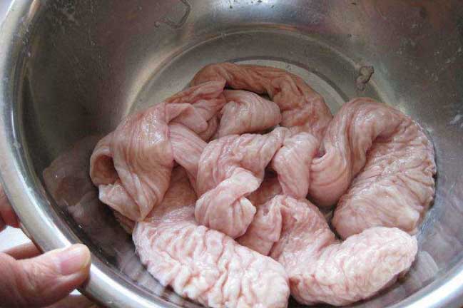 Lòng già chỉ rửa bằng nước muối là sai: Cho thêm 1 thứ này mới đảm bảo vừa sạch vừa ngon