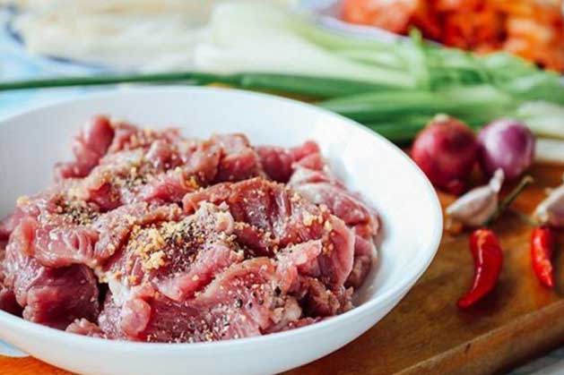 Thịt bò mua về đừng dại ướp cùng muối, cho thêm thứ này đảm bảo thịt mềm ngon, mọng nước