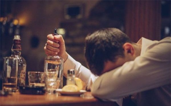 5 lưu ý uống rượu để tránh nguy cơ đột quỵ, đột tử trong ngày Tết - Ảnh 1.