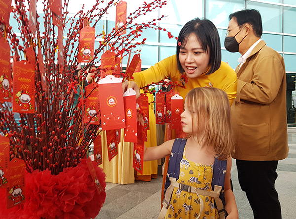 Du khách quốc tế xông đất Đà Nẵng, hái lộc đầu xuân Quý Mão 2023