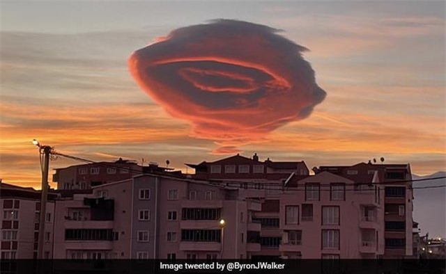 Từng xuất hiện tại Việt Nam trước đây, loại mây kỳ lạ có hình dạng như đĩa bay tiếp tục lộ diện tại Thổ Nhĩ Kì - Ảnh 1.