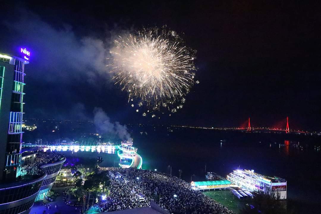 Pháo hoa rực sáng vùng trời Tây Nam chào Xuân Quý Mão 2023