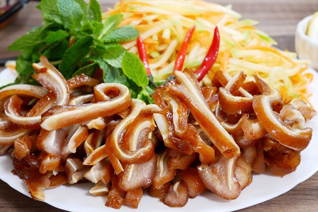 Tai lợn đừng chỉ luộc, làm theo cách này nhìn thôi đã muốn ăn