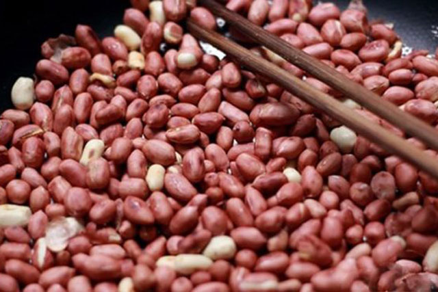 Đầu bếp nói nhỏ: Rang lạc muốn giòn thơm thì đừng bỏ ngay ra chảo, đây là cách giúp lạc cả tuần không ỉu