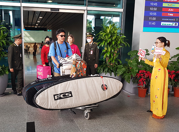 Du lịch Đà Nẵng chào đón những vị khách quốc tế đầu tiên đến từ Thái Lan "xông đất" TP dịp Tết Nguyên đán Quý Mão 2023