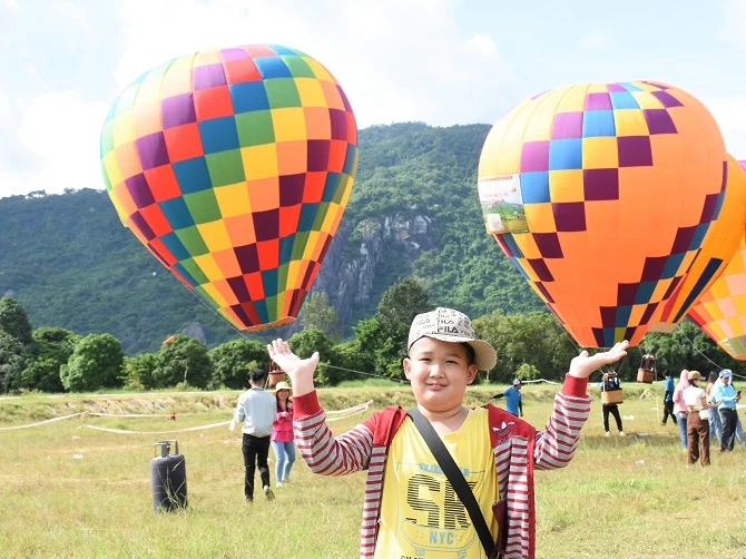 Lễ hội khinh khí cầu thu hút nhiều du khách đến chiêm ngưỡng trong đó có trẻ em rất thích thú 