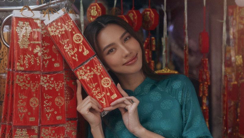 Th&#xF9;y Ti&#xEA;n d&#x1EA1;o ph&#x1ED1; T&#x1EBF;t S&#xE0;i G&#xF2;n v&#x1EDB;i &#xE1;o d&#xE0;i truy&#x1EC1;n th&#x1ED1;ng