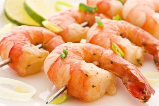 Những sai lầm khi cho trẻ ăn tôm mất sạch canxi, dễ rước bệnh cho con