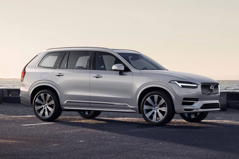 1. Volvo XC90 T8 (mức tiêu hao nhiên liệu ở đường hỗn hợp: 3,3 lít/100 km).