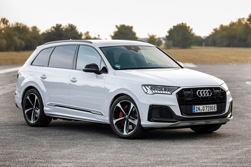 =2. Audi Q7 60 TFSI e (mức tiêu hao nhiên liệu ở đường hỗn hợp: 3,4 lít/100 km). 