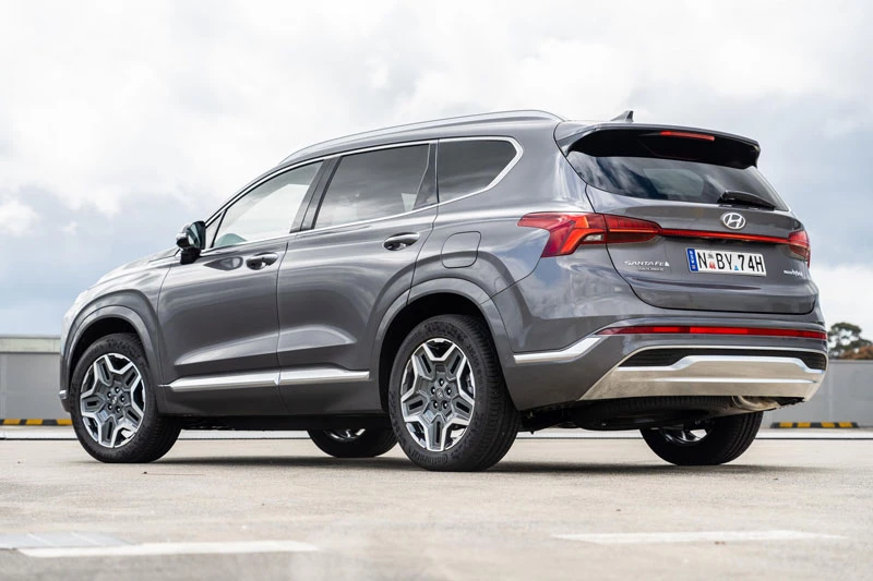 8. Hyundai Santa Fe Hybrid (mức tiêu hao nhiên liệu ở đường hỗn hợp: 7,1 lít/100 km).