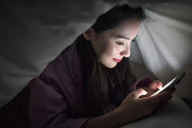 Chuyên gia cảnh báo: 13 việc không nên làm trong phòng ngủ, vừa hại sức khỏe lại khiến vợ chồng lục đục