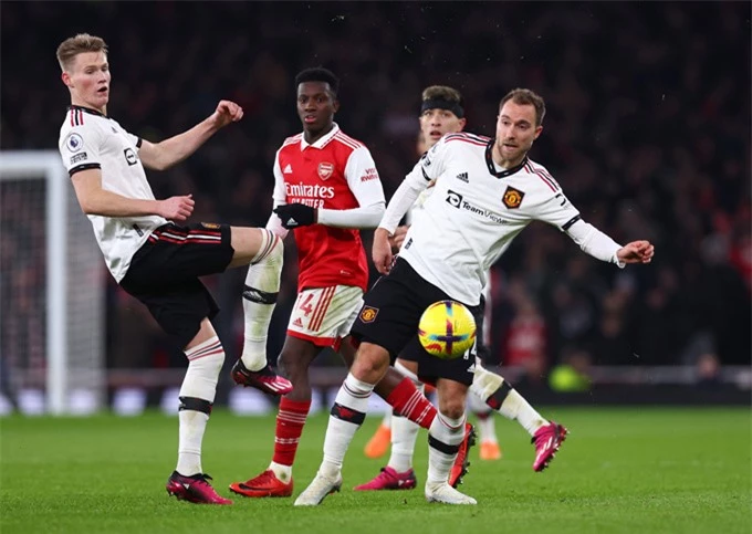 Cặp McTominay - Eriksen không đủ để ngăn cản hàng tiền vệ của Arsenal