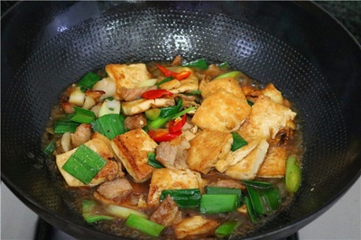 Làm món đậu phụ sốt cà chua thịt ăn chống ngán sau ngày nghỉ tết