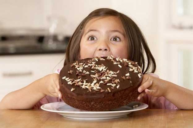 4 loại thực phẩm dễ gây béo phì, tim mạch cho trẻ, mẹ cần cho bé tránh xa