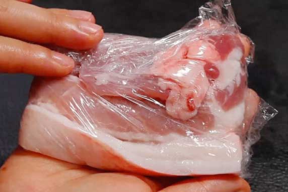 Thịt lợn mua về đừng bỏ ngay vào tủ lạnh, làm thêm 1 bước để thịt tươi ngon, không lo nhiễm khuẩn, biến chất