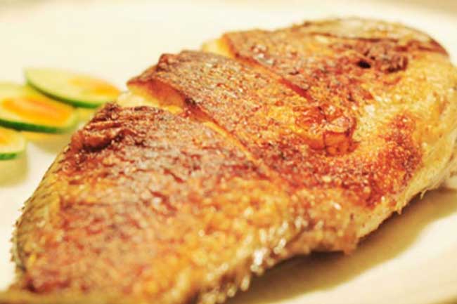 5 bí quyết giúp chị em nội trợ rán cá giòn tan không vỡ nát ai cũng mê