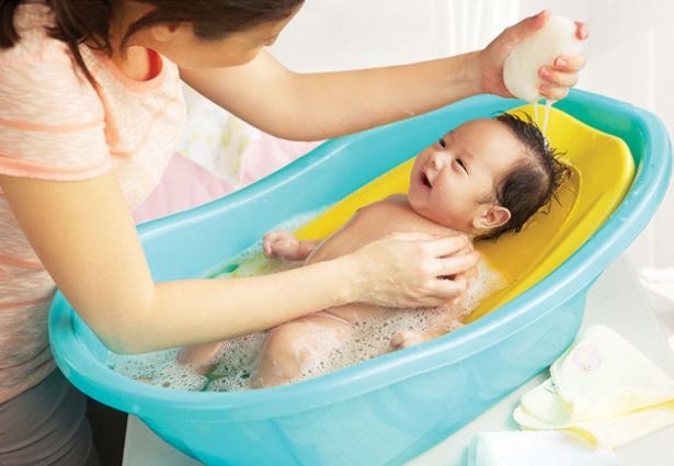 Mách mẹ cách chăm bé yêu 3 tháng đầu đời