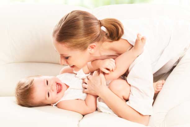 Dừng ngay việc cù lét cho bé cười, điều thứ 2 cực kỳ tai hại