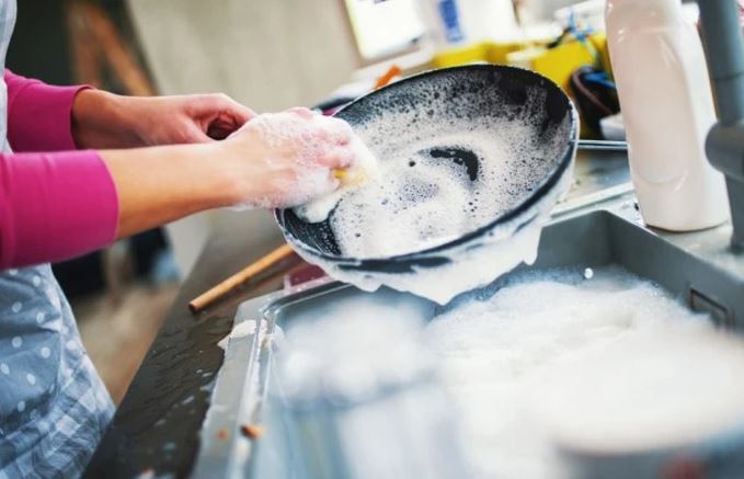 Thứ trong nhà bẩn hơn bồn cầu nhưng không phải ai cũng biết làm sạch đúng cách